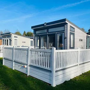 https://brians-lodge-with-hot-tub.yorkshirehotels.net